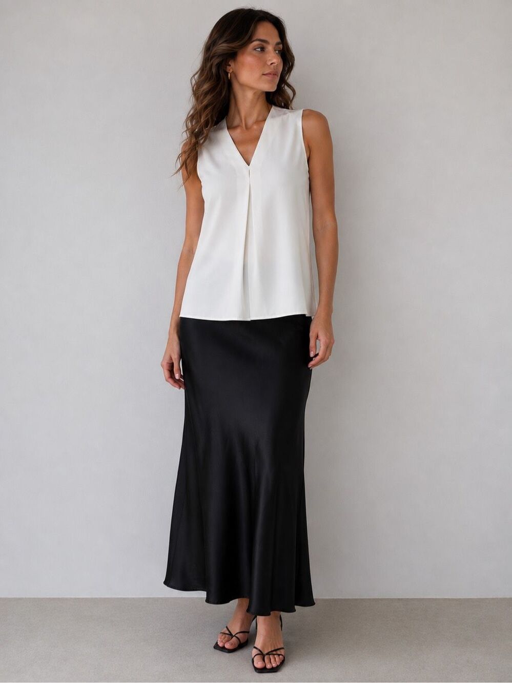 NWT Charles Vogele White Sleeveless V Neck Blouse Front Pleat Top Size 36EU/US 4